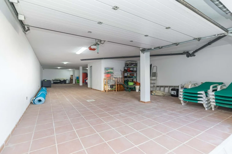 Moradia T5 para Venda em Quarteira Foto 3