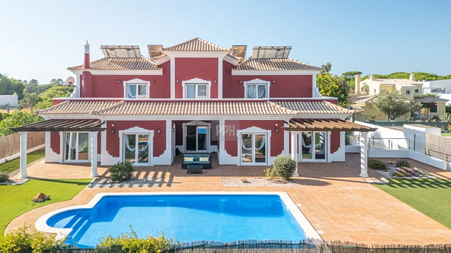 Moradia T5 para Venda em Quarteira Foto 1