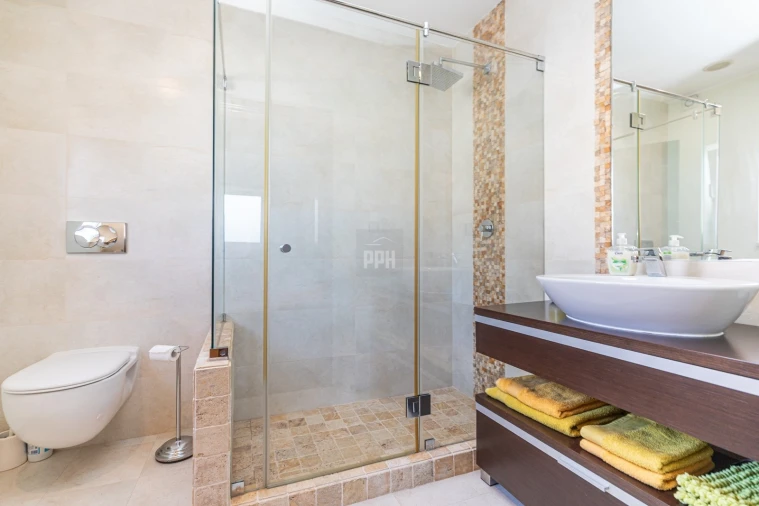 Moradia T5 para Venda em Quarteira Foto 8