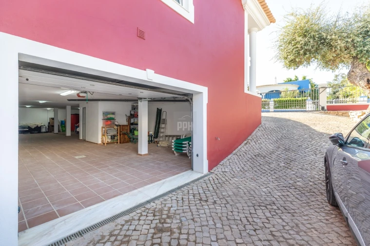 Moradia T5 para Venda em Quarteira Foto 2