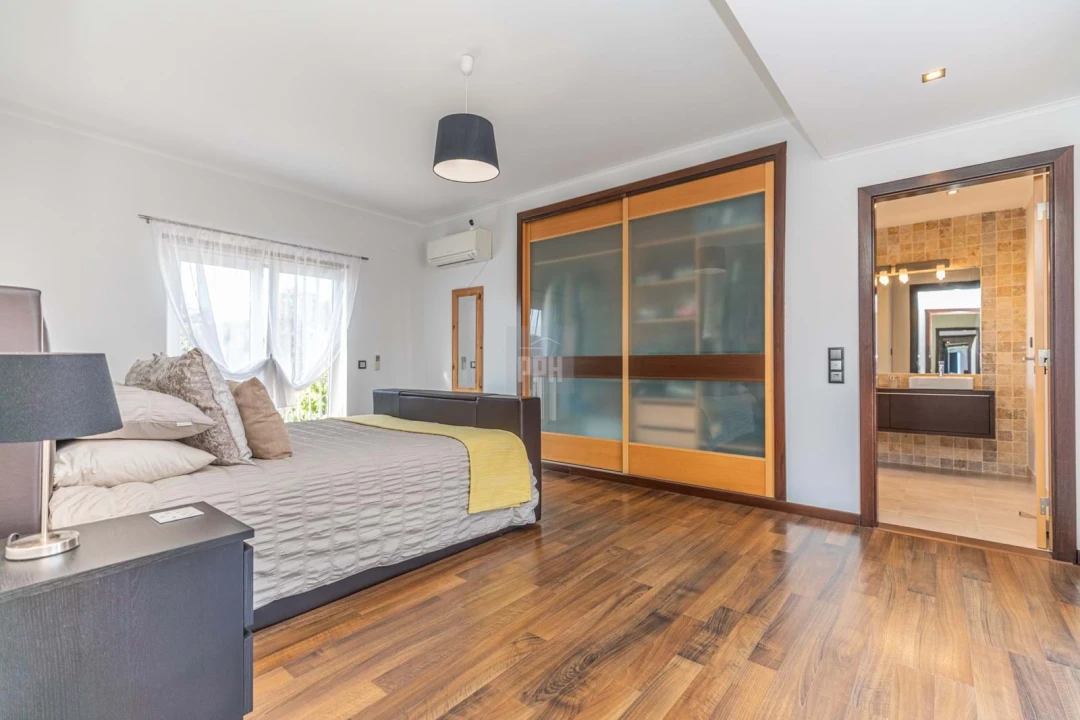 Moradia T5 para Venda em Quarteira Foto 28