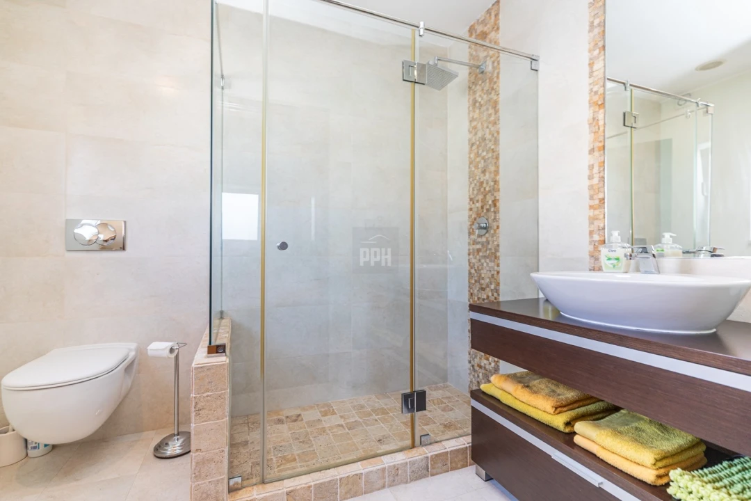 Moradia T5 para Venda em Quarteira Foto 8