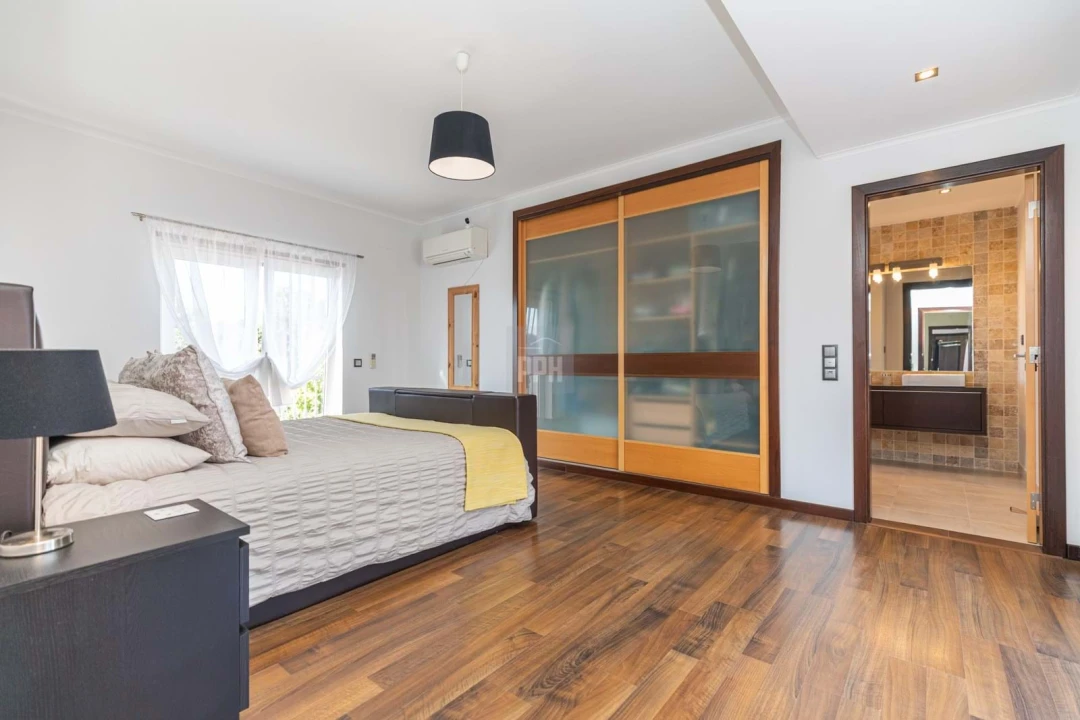 Moradia T5 para Venda em Quarteira Foto 29