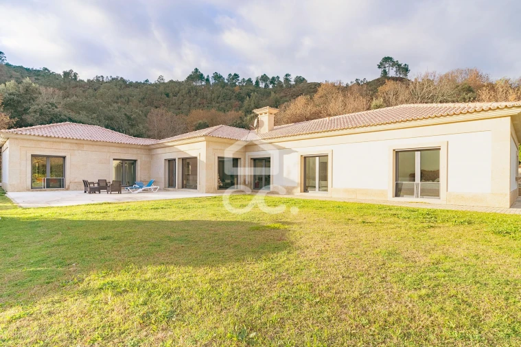 Moradia T3 para Venda em Basto Foto 2