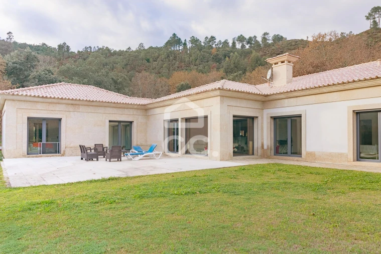 Moradia T3 para Venda em Basto Foto 3