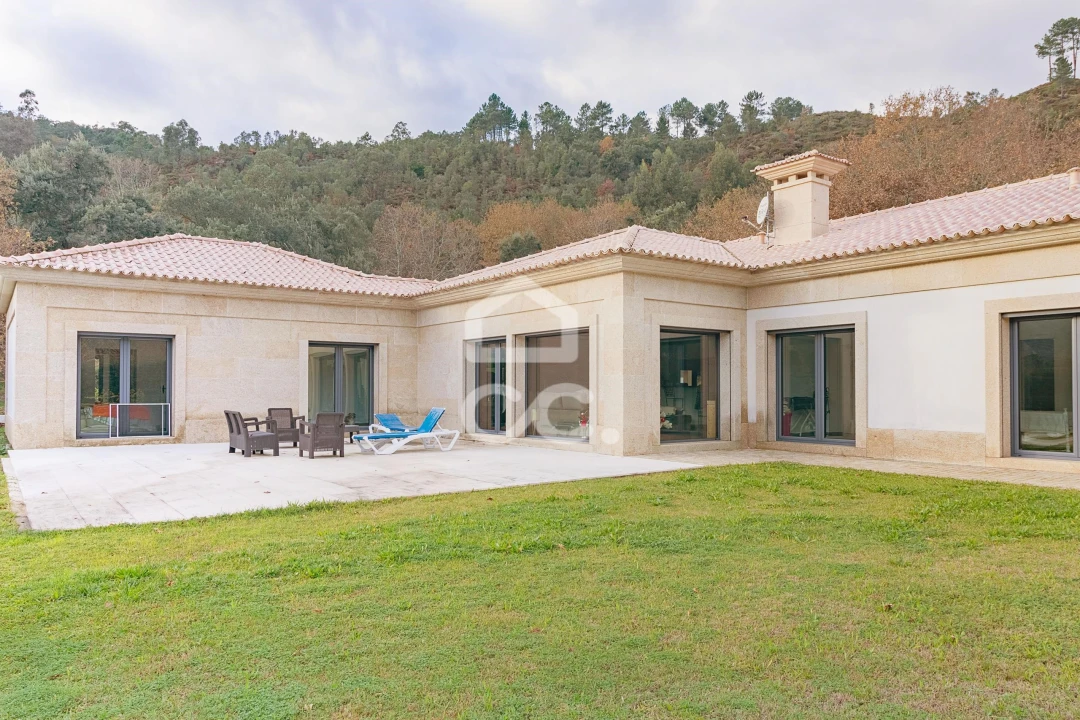 Moradia T3 para Venda em Basto Foto 3