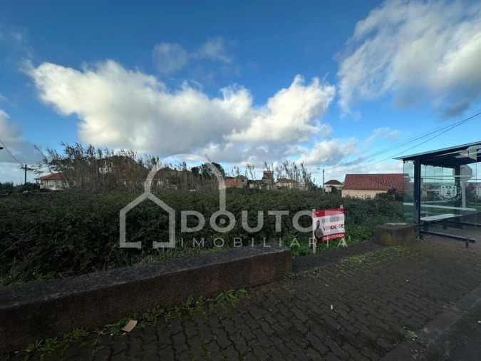 Terreno para Venda em Porto Moniz Foto 2