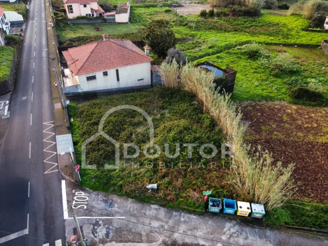Terreno para Venda em Porto Moniz Foto 4
