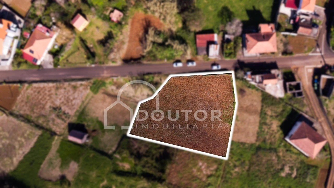 Terreno para Venda em Porto Moniz Foto 2