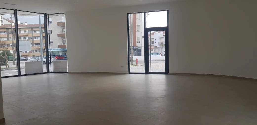 Loja para Arrendamento em Santo Antonio dos Olivais Foto 5