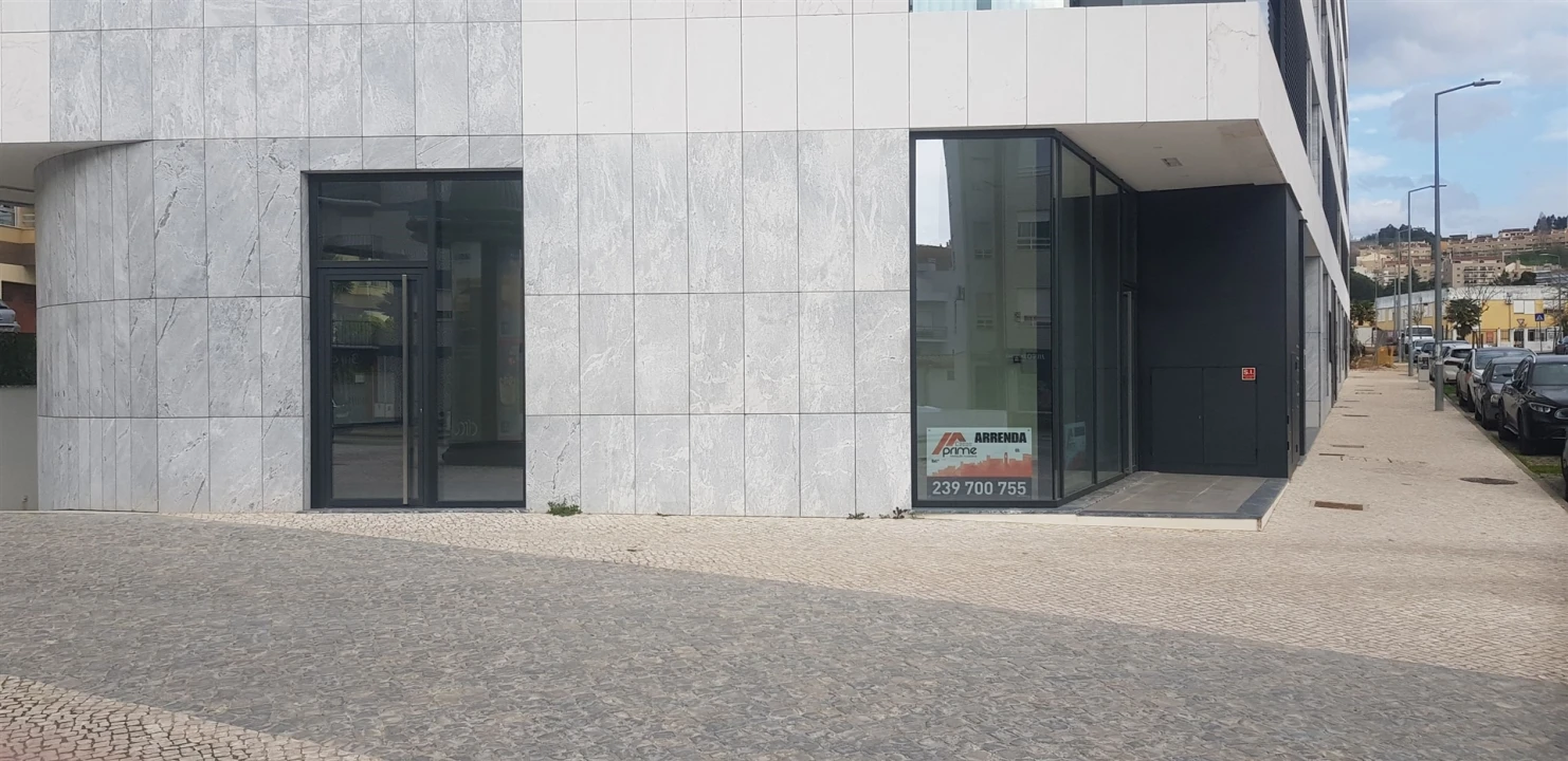 Loja para Arrendamento em Santo Antonio dos Olivais Foto 2