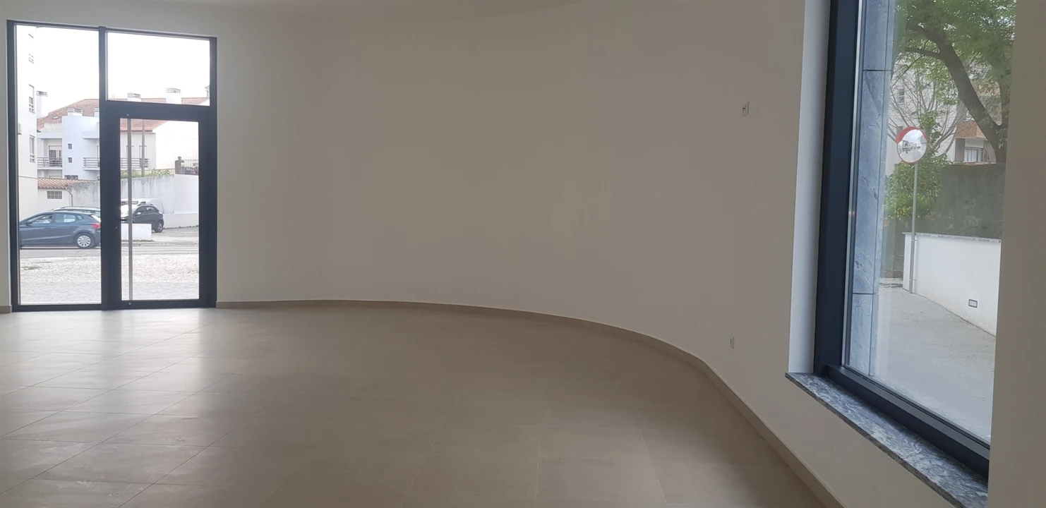 Loja para Arrendamento em Santo Antonio dos Olivais Foto 3