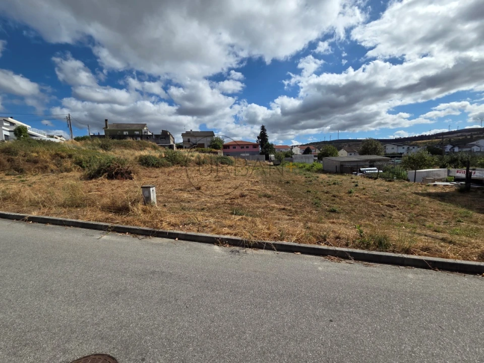 Terreno para Venda em Leomil Foto 2