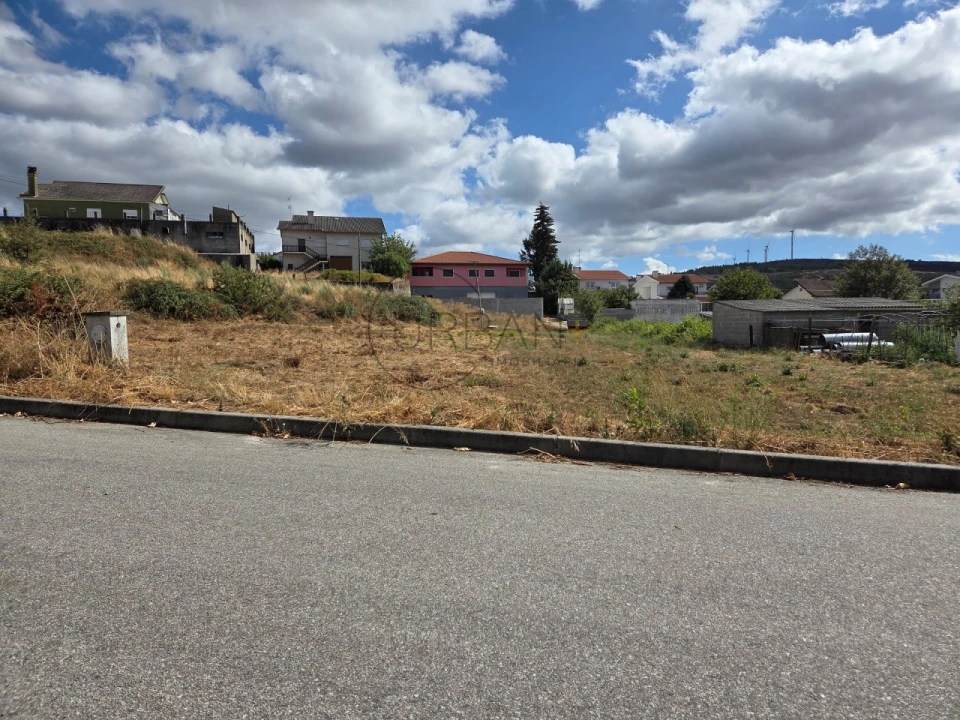 Terreno para Venda em Leomil Foto 1