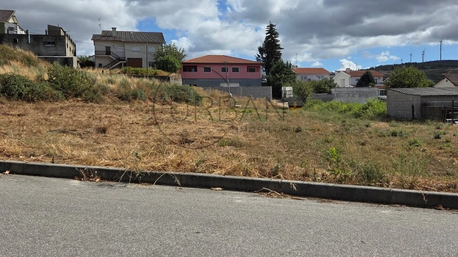 Terreno para Venda em Leomil