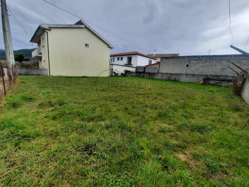 Terreno para Venda em Leomil Foto 1