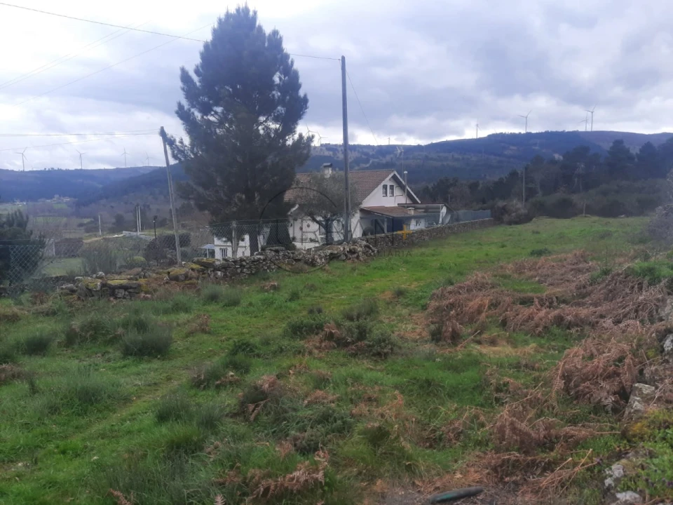 Terreno para Venda em Leomil Foto 1
