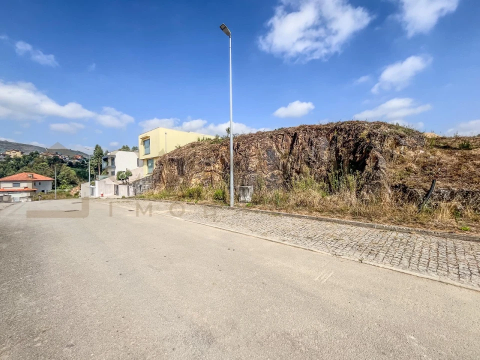Terreno para Venda em Melres e Medas Foto 1
