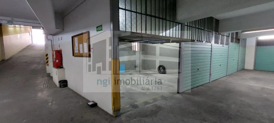 Garagem para Arrendamento em Queluz e Belas