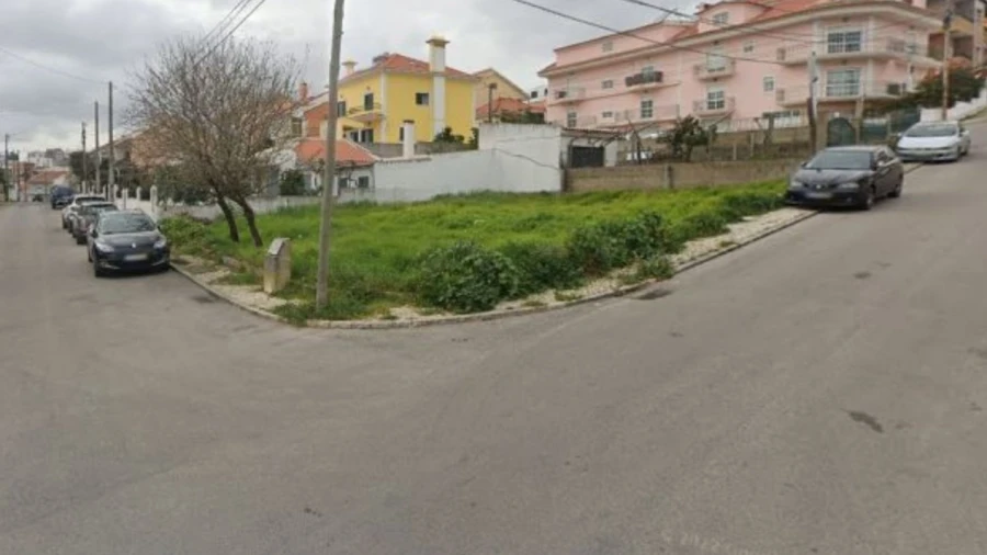 Terreno para Venda em Pontinha e Famões