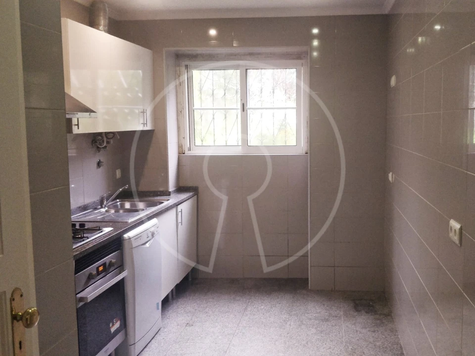 Apartamento T4 para Arrendamento em Alvalade Foto 5