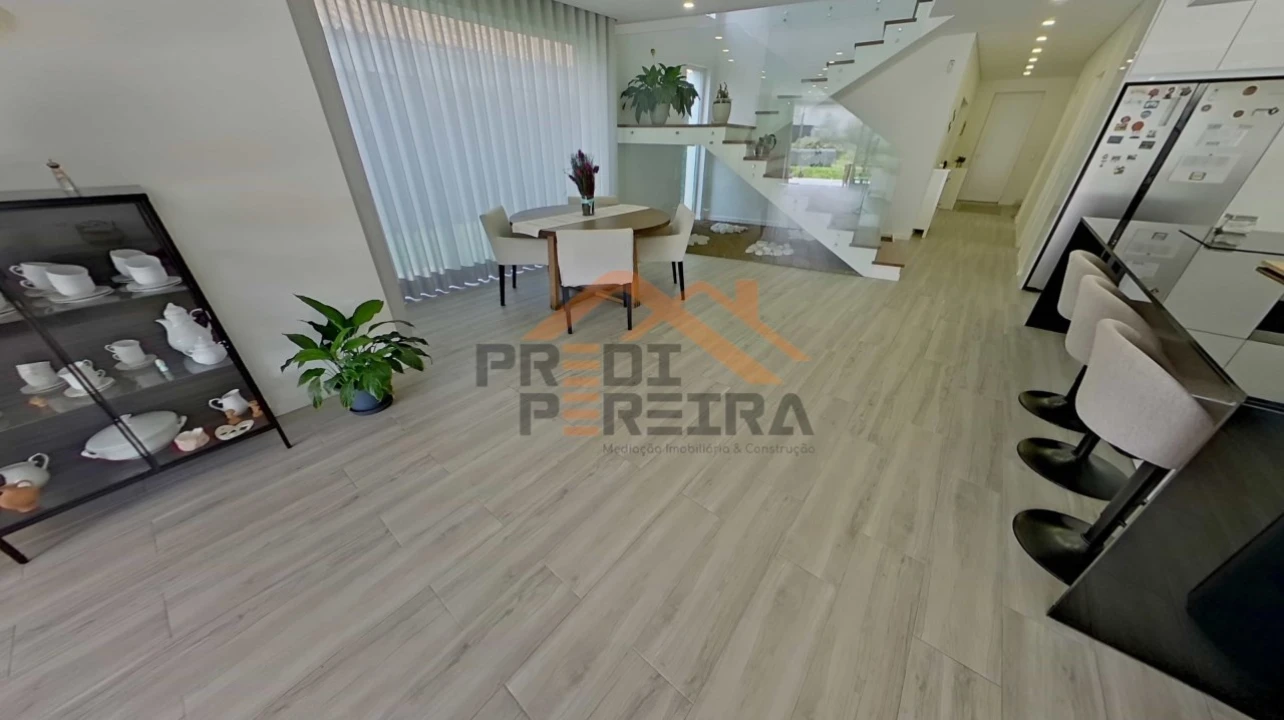 Moradia T3 para Venda em Ramada e Caneças Foto 8