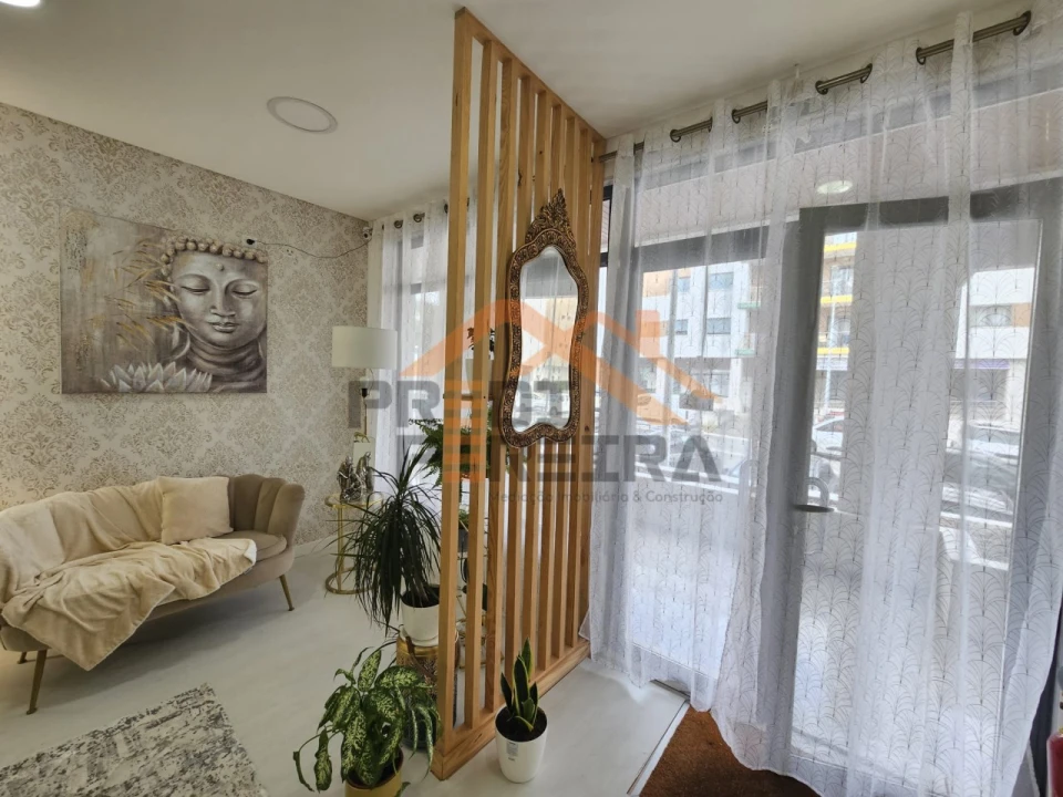 Loja para Arrendamento em Ramada e Caneças Foto 1