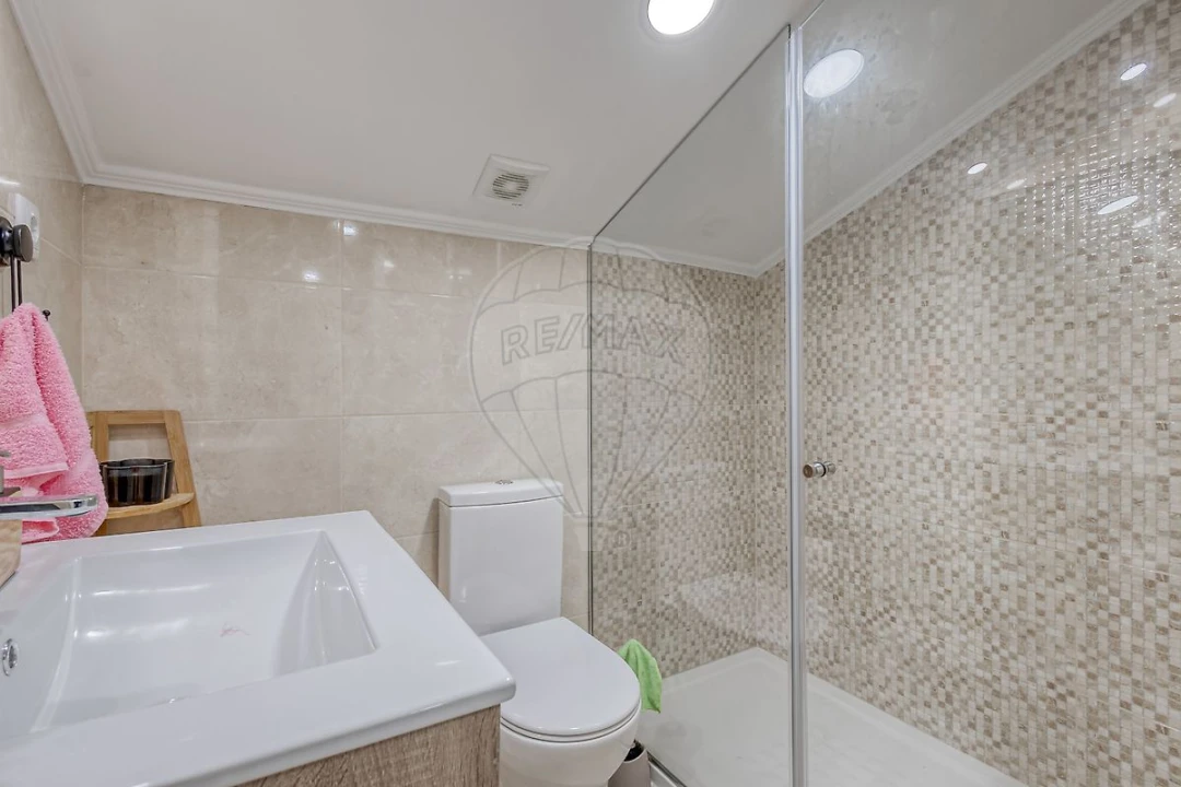 Armazém para Arrendamento em Serzedo e Perosinho Foto 1