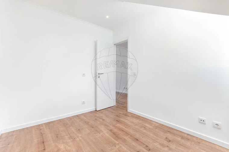 Apartamento T2 para Arrendamento em Penha de França Foto 4