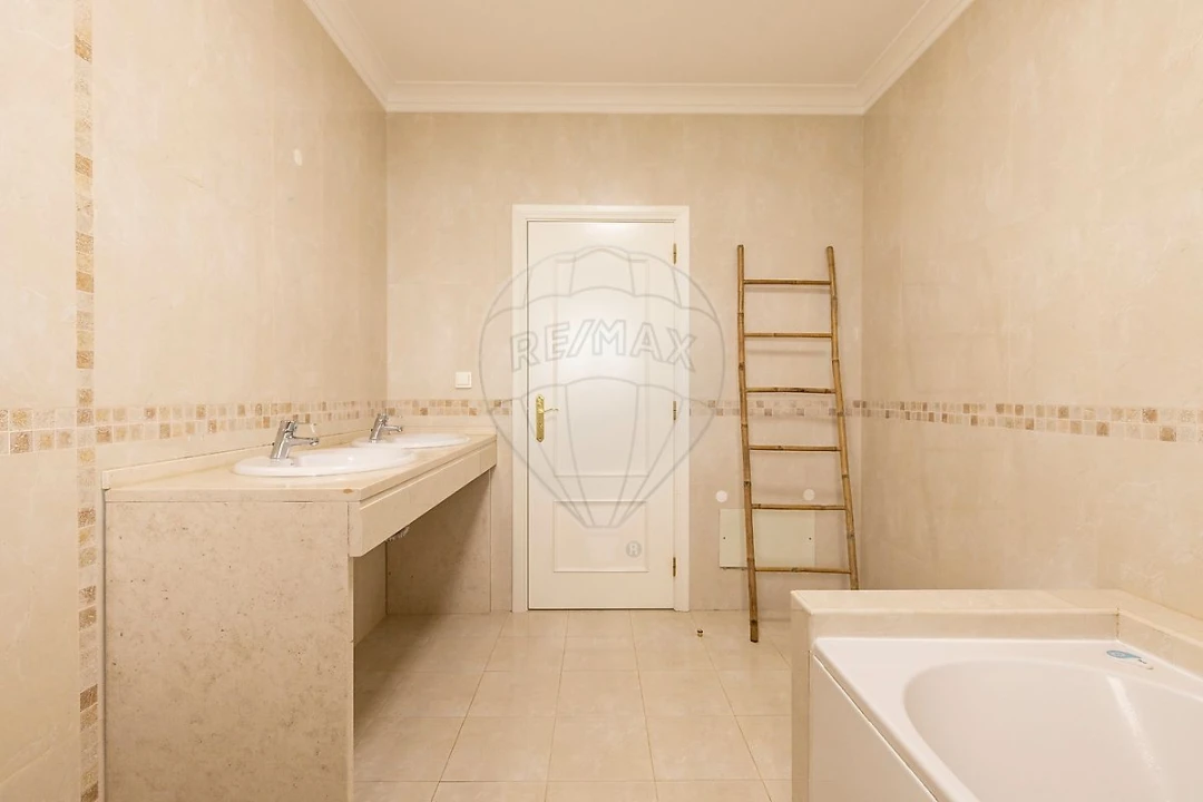 Moradia T5 para Venda em Vila Verde dos Francos Foto 25