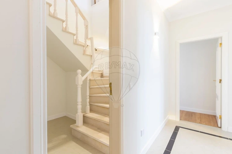 Moradia T5 para Venda em Vila Verde dos Francos Foto 32