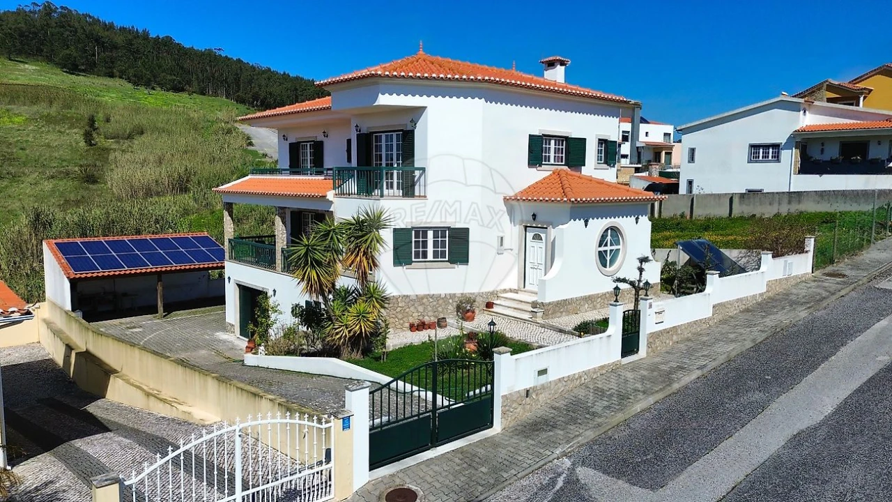 Moradia T4 para Venda em Azueira e Sobral da Abelheira Foto 1