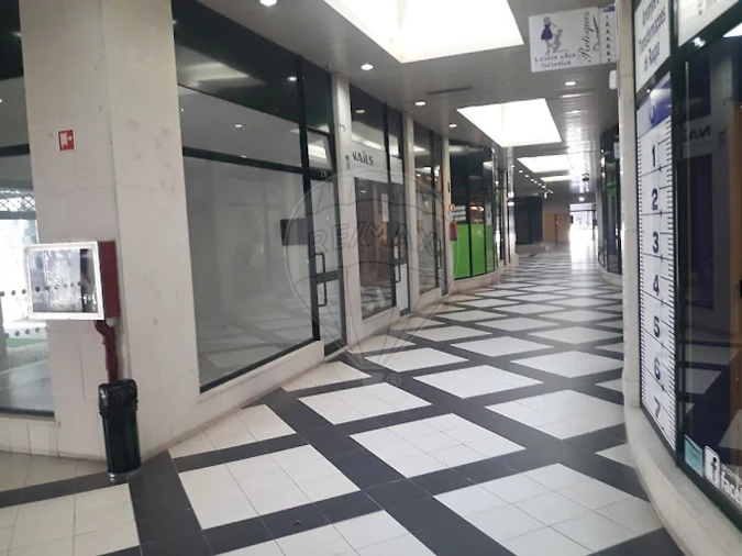 Loja para Arrendamento em Nossa Senhora do Pópulo, Coto e São Gregório