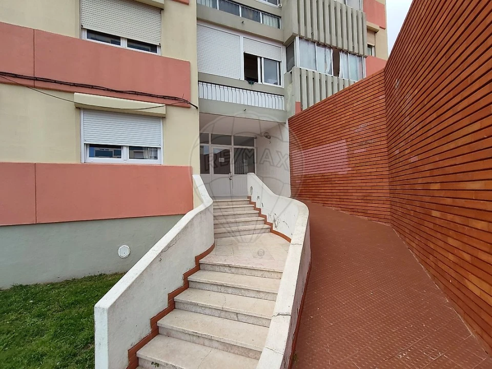 Apartamento T3 para Venda em Santo Antonio da Charneca Foto 1