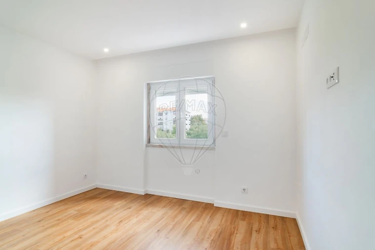Apartamento T3 para Venda em Carcavelos e Parede Foto 9