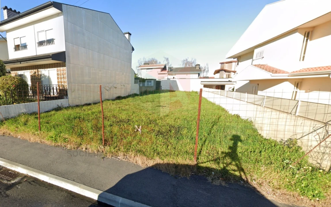 Terreno para Venda em Cidade da Maia Foto 1