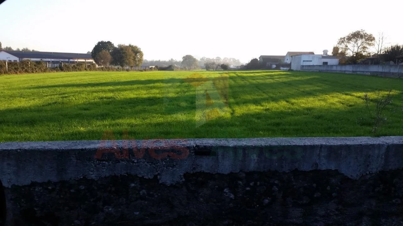 Terreno para Venda em Cidade da Maia Foto 2
