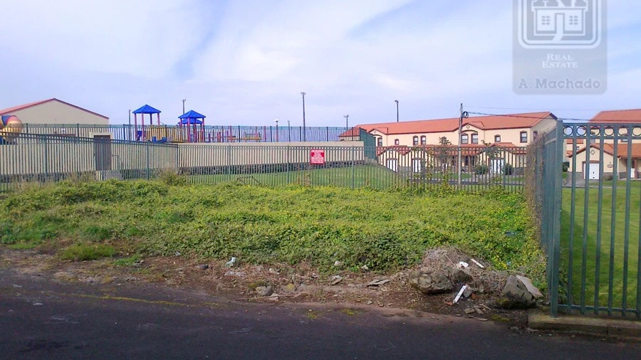 Terreno para Venda em Praia da Vitoria (Santa Cruz)