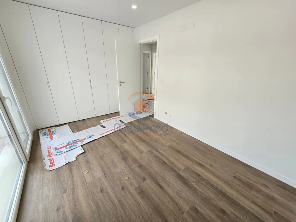 Moradia T4 para Venda em Pontinha e Famões Foto 25