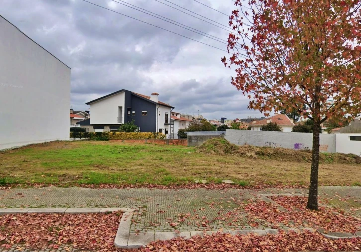 Terreno para Venda em Cidade da Maia Foto 1