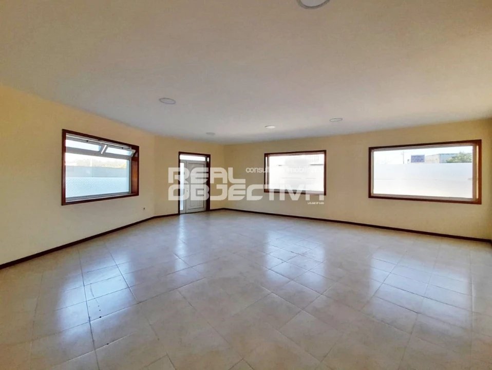 Loja para Arrendamento em Vila Chã Foto 2