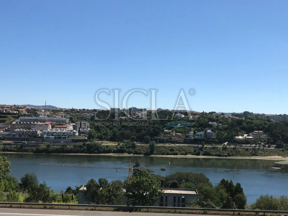 Terreno para Venda em Oliveira do Douro Foto 1