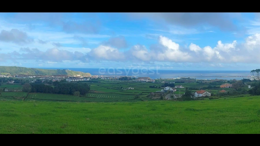 Terreno para Venda em Praia da Vitoria (Santa Cruz)