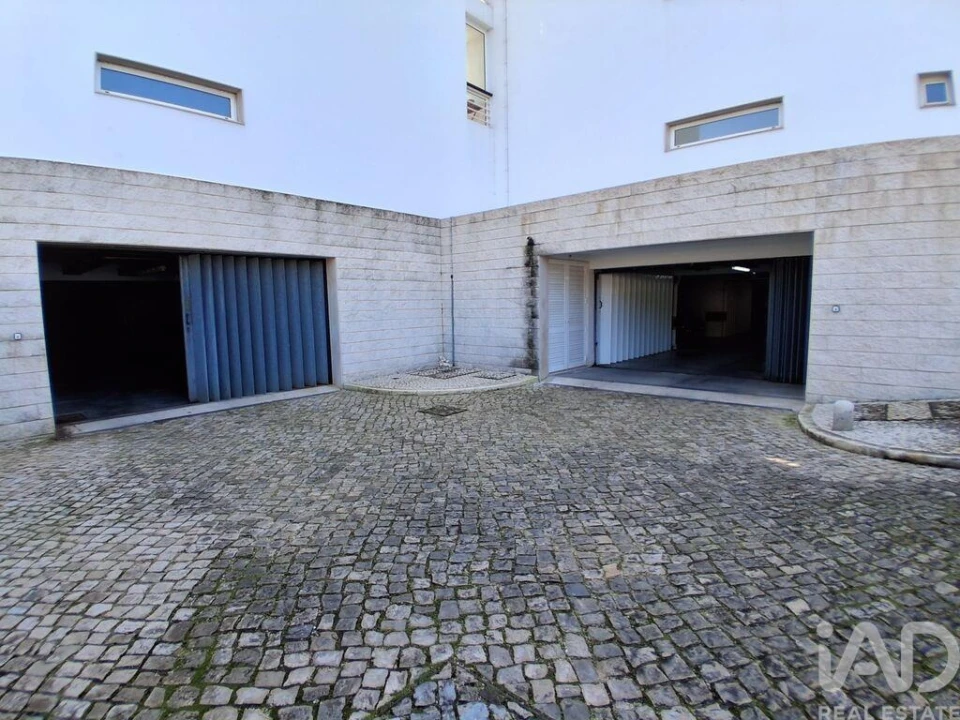 Garagem para Venda em Lagos (São Sebastião e Santa Maria) Foto 1