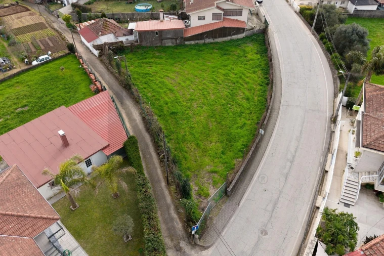 Terreno para Venda em Milheiros de Poiares Foto 3