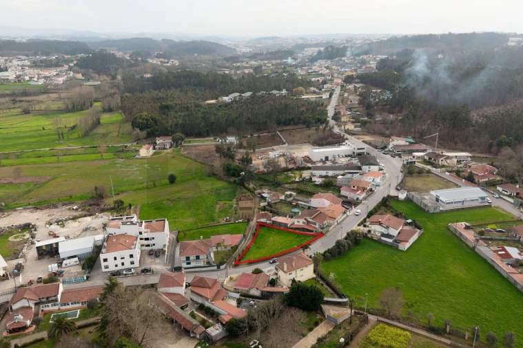 Terreno para Venda em Milheiros de Poiares Foto 1