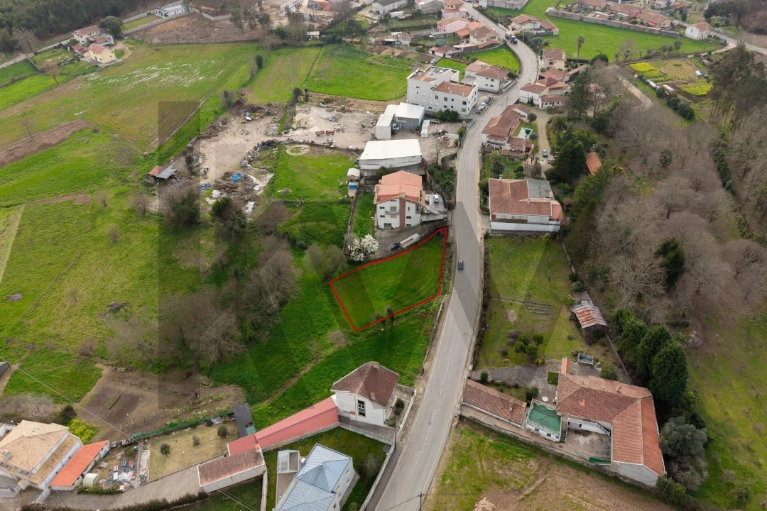 Terreno para Venda em Milheiros de Poiares Foto 1