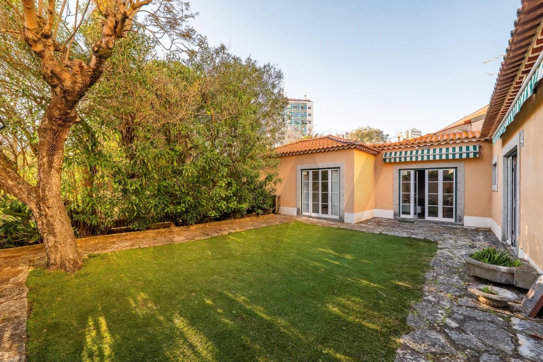 Moradia T7 para Venda em Penha de França Foto 1