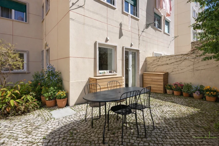 Apartamento T2 para Venda em Campolide Foto 2