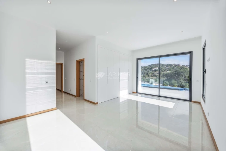 Moradia T4 para Venda em Loule (São Sebastião) Foto 8